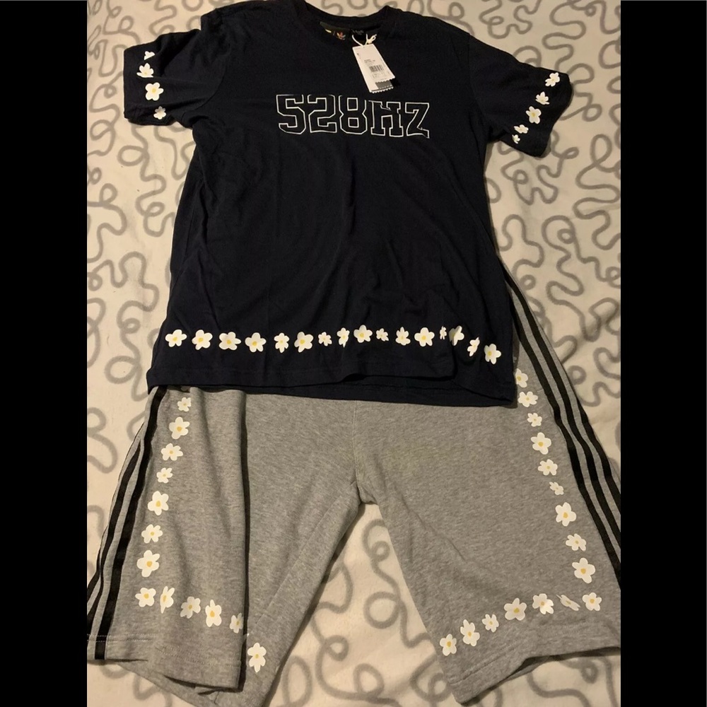 Adidas Pharrell Williams Daisy/Flower Power Outfit